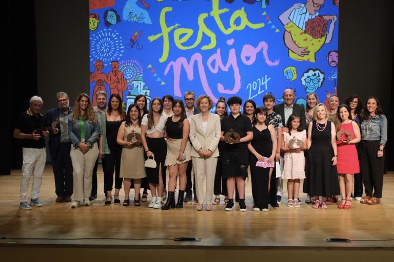 Els Premis Sant Joan Despí són un reconeixement a la trajectòria, la feina i la contribució d'institucions, empreses, comerços i personalitats de la ciutat