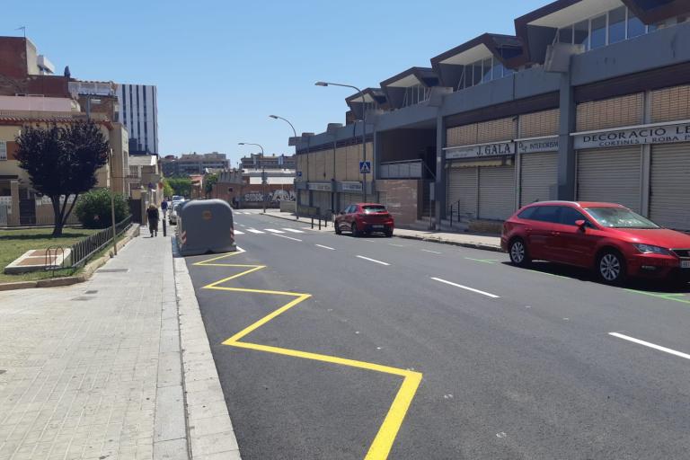Treballs d'asfaltatge al carrer de Cornella de Llobregat