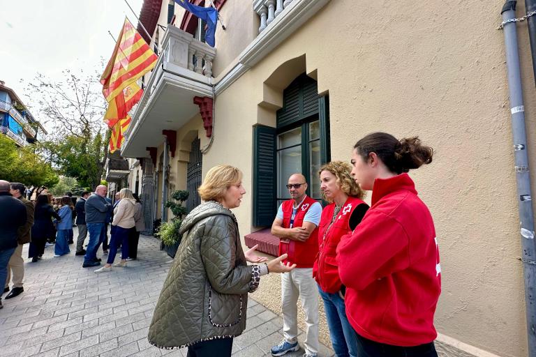 L'alcaldessa amb responsables de Creu Roja
