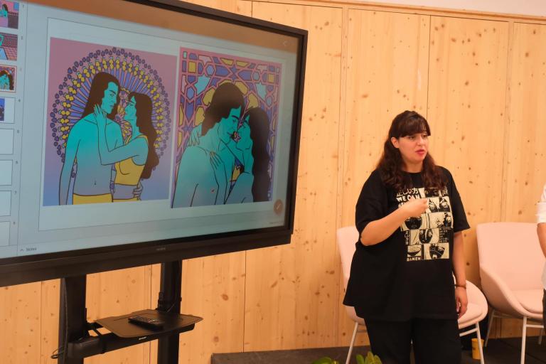 Zainab Fasiki, il·lustradora marroquina que a través del seu art denuncia la vulneració dels drets de les dones, ha visitat Sant Joan Despí per donar a conèixer la seva defensa dels drets humans