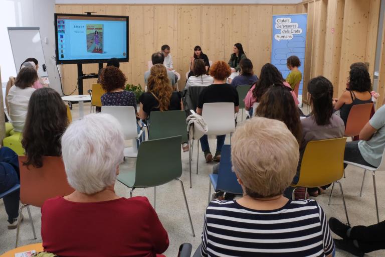 Zainab Fasiki, il·lustradora marroquina que a través del seu art denuncia la vulneració dels drets de les dones, ha visitat Sant Joan Despí per donar a conèixer la seva defensa dels drets humans