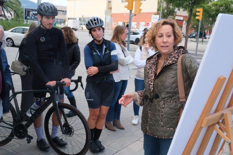 L'alcaldessa de Sant Joan Despí, Belén García, presentant al veïnat el futur carril bici de l'avinguda de l'Onze de Setembre, a les Begudes