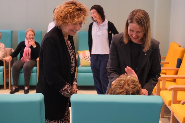 L’alcaldessa i la consellera de Drets Socials visiten el centre de dia per a gent gran dependent