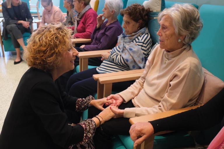 L’alcaldessa i la consellera de Drets Socials visiten el centre de dia per a gent gran dependent