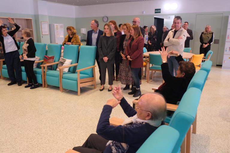 L’alcaldessa i la consellera de Drets Socials visiten el centre de dia per a gent gran dependent