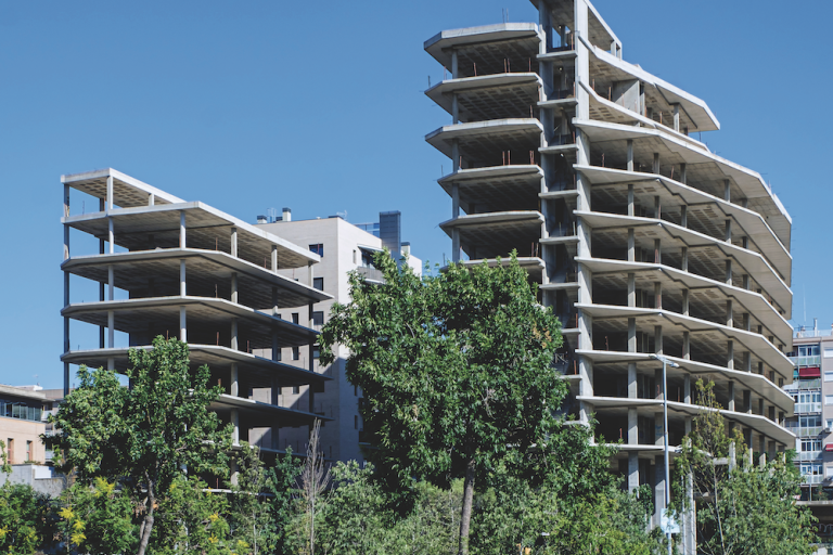 Imatge de l'estructura de l'esquelet de l'avinguda de Barcelona abans que l'Ajuntament l'expropiés