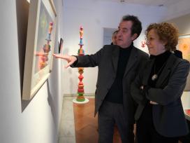L'alcaldessa de Sant Joan Despí, Belén García, i l'artista Dis Berlin visitant l'exposició 'Metamorfosi infinita' al Centre Jujol-Can Negre