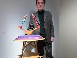 L'artista Dis Berlin amb la seva escultura 'Atracción' en diàleg amb la taula dissenyada per Josep Maria Jujol