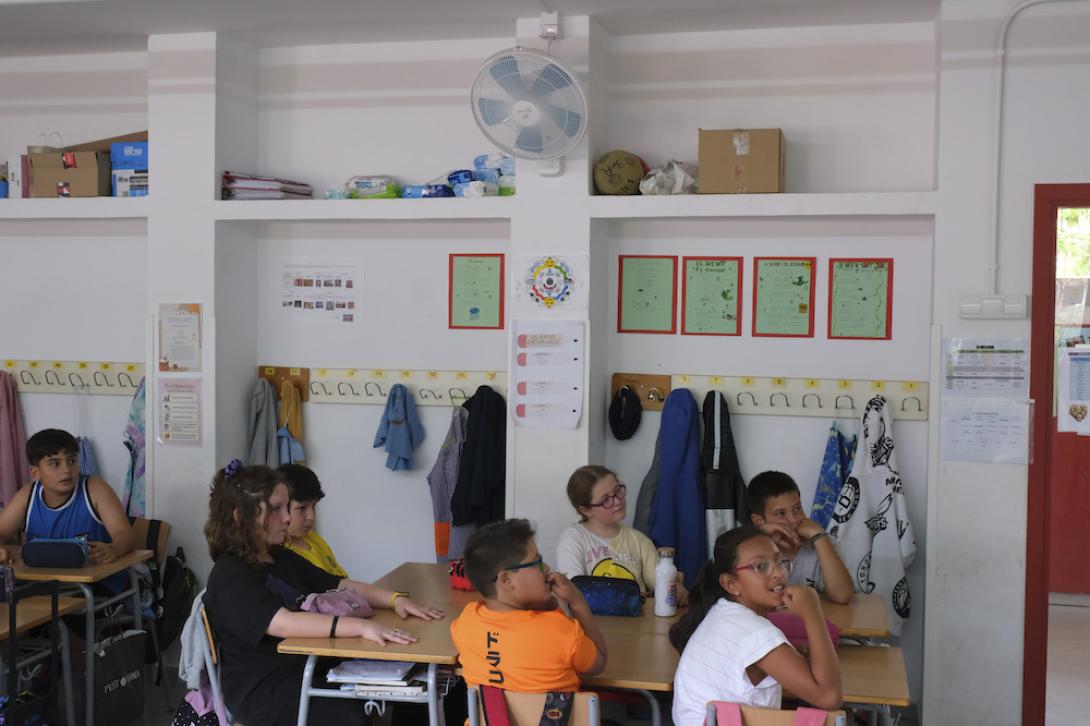 L'Ajuntament instal·la ventiladors a les escoles per millorar el benestar i el confort tèrmic de l'alumnat amb l'objectiu de mitigar l'impacte del canvi climàtic als centres educatius públics