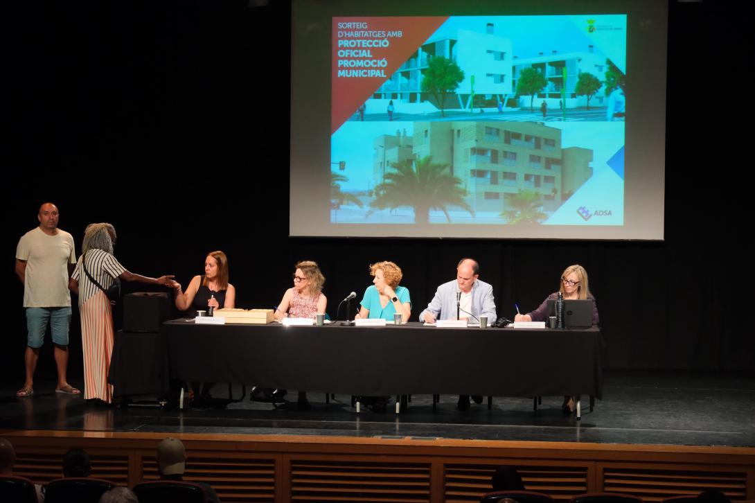 L’Ajuntament fa el sorteig per establir una llista de reserves per accedir a habitatges protegits de lloguer en tres promocions municipals