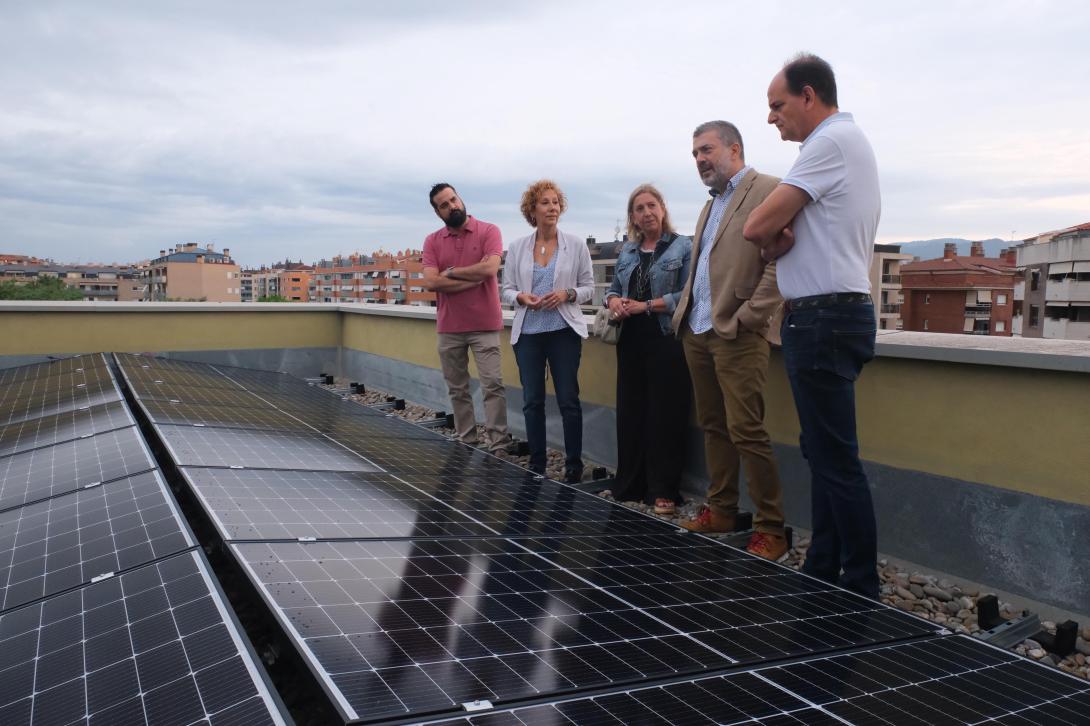 L'alcaldessa de Sant Joan Despí, Belén García, ha visitat les obres d'instal·lació de plaques solars als edificis d'habitatges protegits d'ADSA