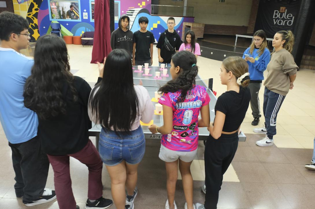 La iniciativa combina classes formals per desenvolupar la competència oral en català, amb activitats més dinàmiques per conèixer la realitat del municipi i serveis a l’abast del jovent com El Bulevard, l’Oficina Jove, els poliesportius municipals, l'Escola Municipal d'Art, els esplais...