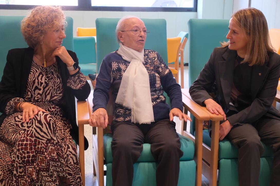L’alcaldessa i la consellera de Drets Socials visiten el centre de dia per a gent gran dependent