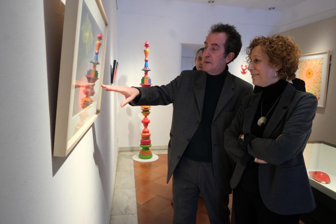 L'alcaldessa de Sant Joan Despí, Belén García, i l'artista Dis Berlin visitant l'exposició 'Metamorfosi infinita' al Centre Jujol-Can Negre