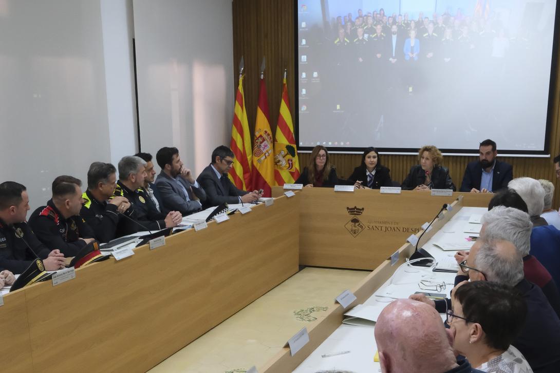 Imatge de la reunió de la Junta Local de Seguretat, presidida per l’alcaldessa, Belén García, i per la consellera d’Interior de la Generalitat, Núria Parlon.